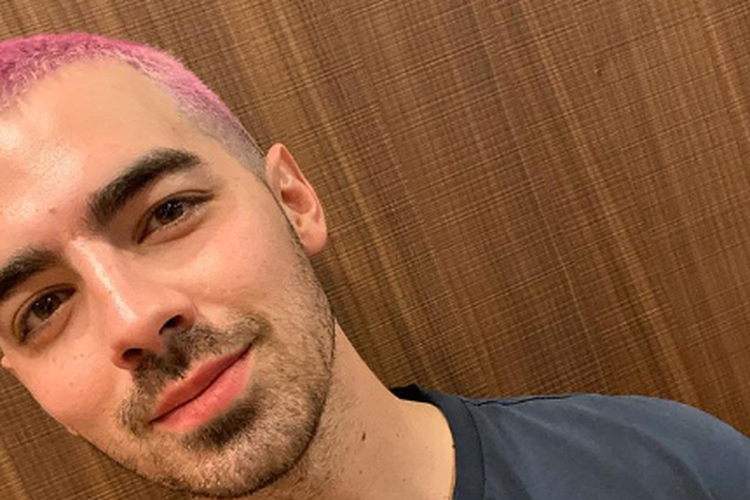 Joe Jonas dengan rambut pink-nya