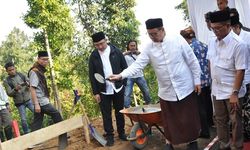 Wahidin Bangun Masjid untuk Wisatawan Negeri di Atas Awan