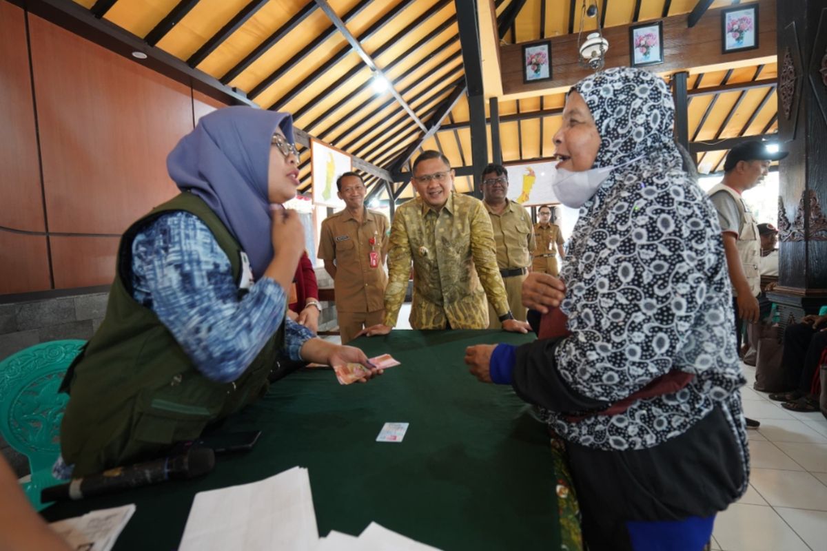 Pj Wali Kota Batu, Aries Agung Paewai meninjau penyerahan insentif lansia dan disabilitas, Senin (26/8/2024). 