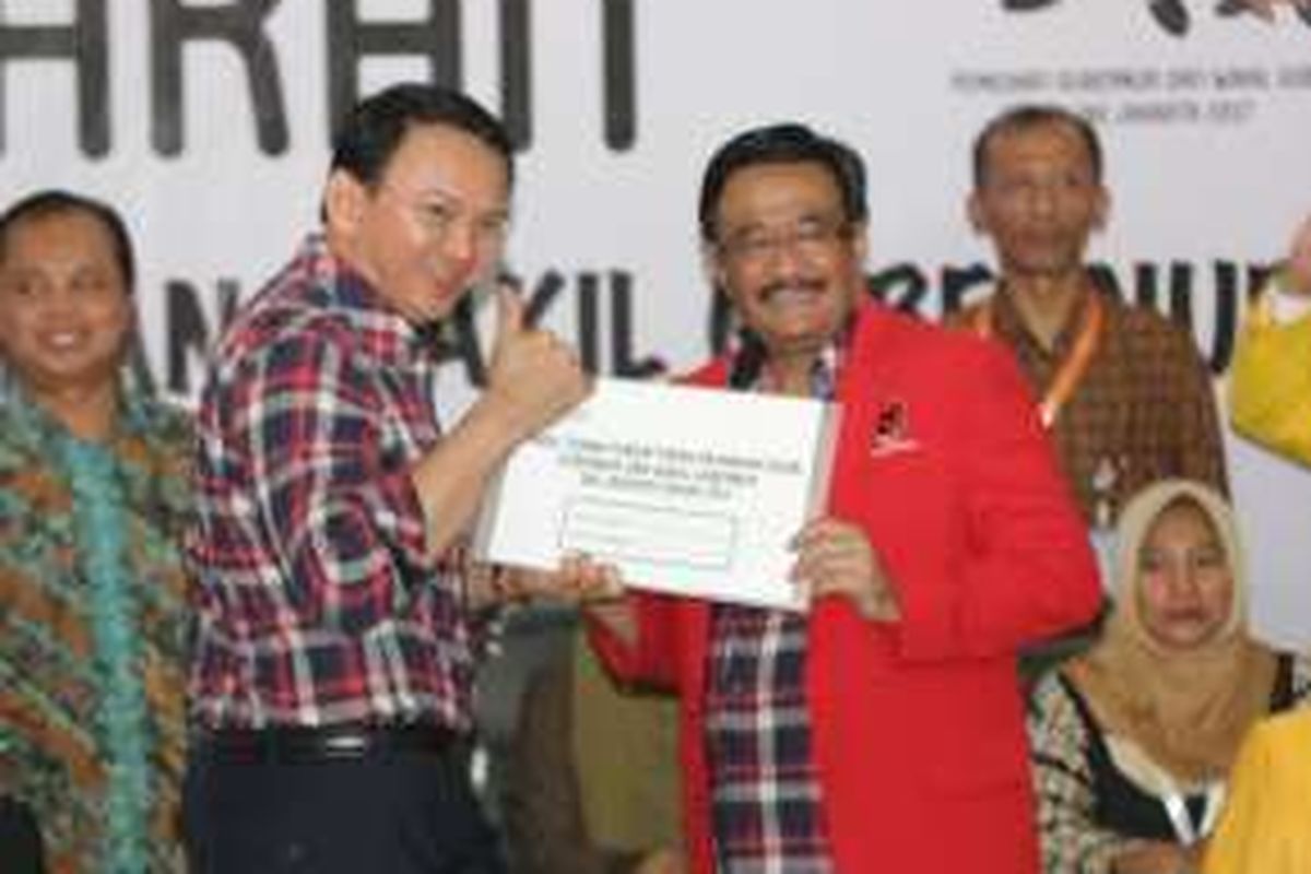 Basuki Tjahaja Purnama (Ahok) dan Djarot Saiful Hidayat berpose seusai mendaftar di KPU DKI Jakarta, Rabu (21/9/2016). Sejumlah perwakilan partai mulai mendaftarkan Cagub dan Cawagub DKI Jakarta, jelang pilkada 2017  mendatang.