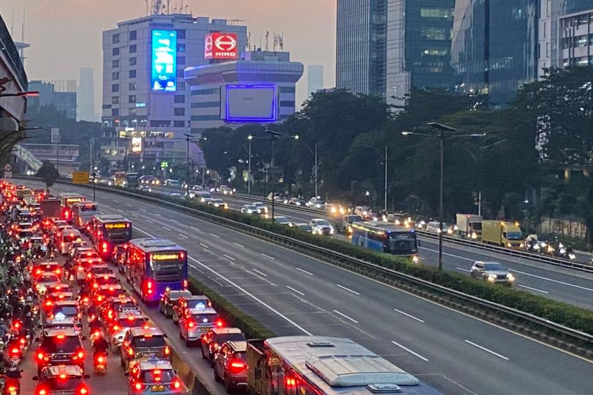 Jalan Letjen MT Haryono Arah Stasiun Cawang Macet Parah