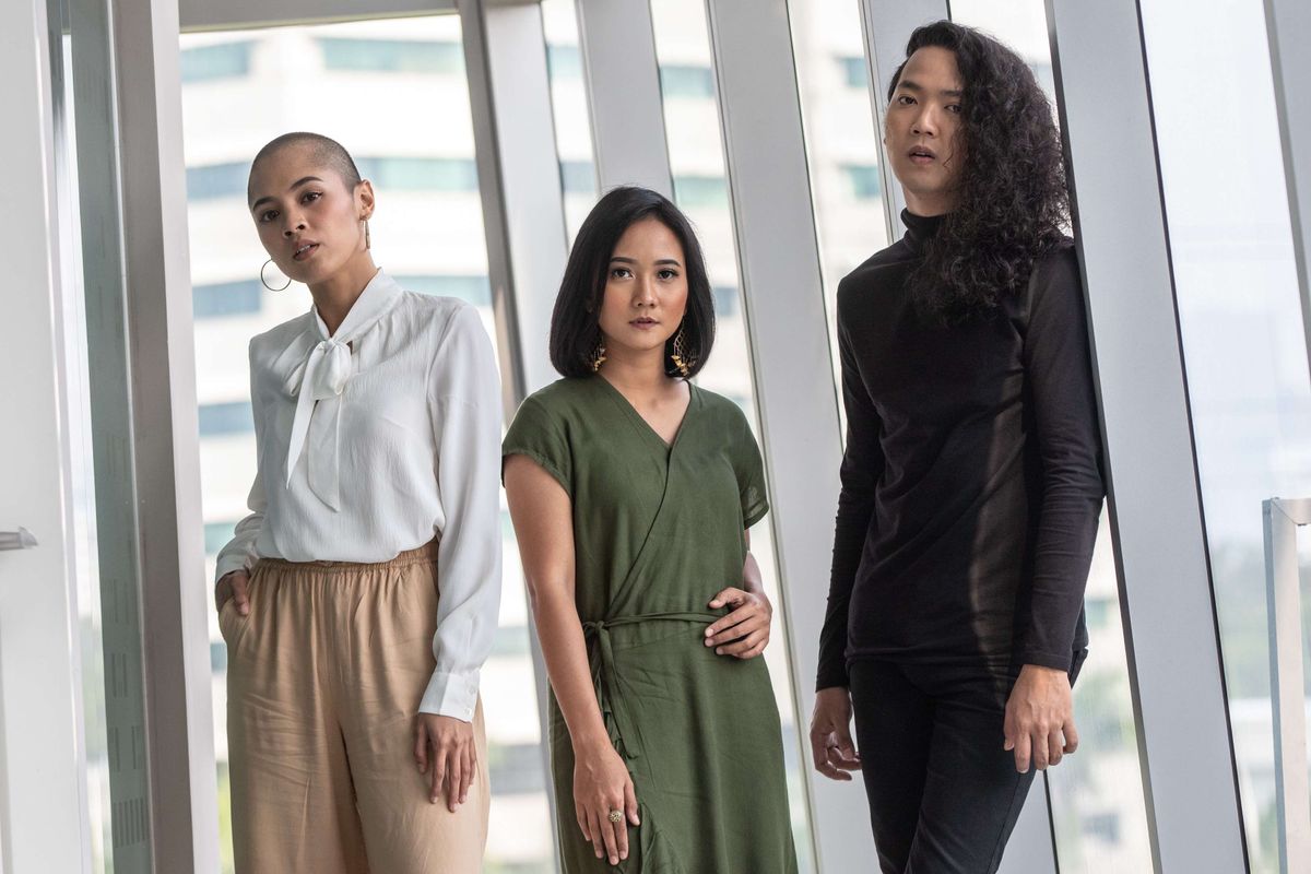 Personil grup band Tashoora, Gusti Arirang, Dita Permatas dan Danang Joedodarmo (kiri ke kanan) berpose saat media visit ke Menara Kompas, Palmerah, Selasa (5/11/2019). Mereka baru saja meluncurkan album pertama mereka yang bertajuk Hamba Jaring Cahaya, Hamba Bela Gelapnya.