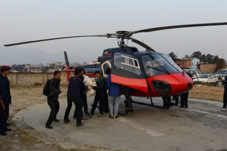 Pria Nepal membawa mayat korban kecelakaan pesawat setelah mereka diterbangkan dengan helikopter ke sebuah rumah sakit di Kathmandu pada 25 Februari 2016. Pekerja darurat telah menemukan 23 jenazah di dalam pesawat Tara Air, termasuk seorang warga negara China dan seorang Kuwait, yang tewas ketika sebuah penerbangan dari Pokhara ke Jomsom jatuh di Myagdi, sebuah distrik pegunungan sekitar 220 kilometer (160 mil) barat Kathmandu.