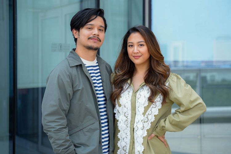Artis peran Derby Romero (kiri) dan Sherina Munaf berpose saat berkunjung ke Menara Kompas, Palmerah, Jakarta, Kamis (24/8/2023), untuk promo film ''Petualangan Sherina 2''.