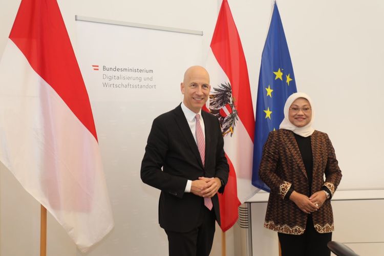 Menteri Ketenagakerjaan Ida Fauziyah bertemu dengan Menaker Austria, Martin Kocher di Wina, Austria, Rabu (15/6/2022).