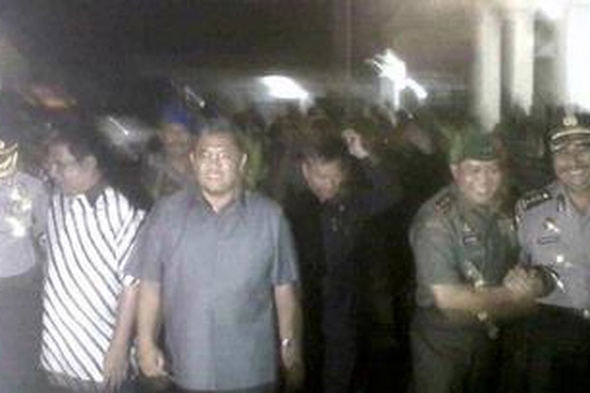 Gubernur Jawa Barat Ahmad Heryawan, Pangdam III Siliwangi Mayjen TNI Sony Wijdajda dan Kapolda Jawa Barat Brigjend Pol Tubagus Anis Angkawijaya saat bergegas dari Mapolrestabes Bandung mengunjungi beberapa gereja berkapasitas besar di Kota Bandung, Jawa Barat, Senin, (24/12/2012)