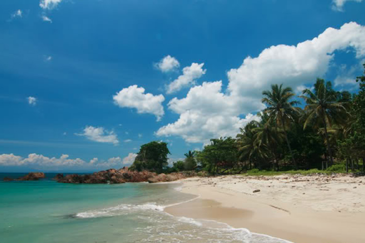 Pantai Canti, salah satu pantai Lampung yang dapat dikunjungi saat liburan.