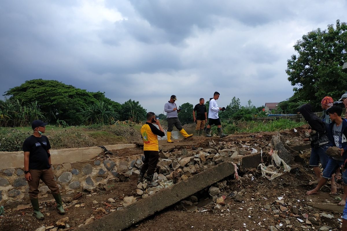 Eks tanggul Kali Bekasi yang jebol di Perumahan Pondok Mitra Lestari, Bekasi Selatan, akibat luapan Kali Bekasi pada Rabu (1/1/2020).