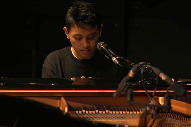 Kasyfi bersama alat musik piano