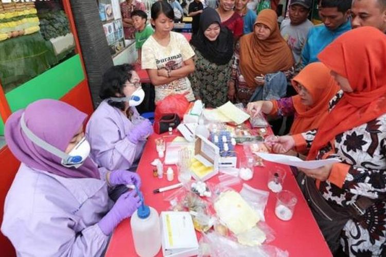 Petugas Balai Besar Badan Pengawasan Obat dan Makanan (BPOM) DKI Jakarta menguji sampel makanan yang diambil dari pedagang makanan saat inspeksi mendadak di pusat jajanan Kampung Lima, di kawasan Sabang, Jakarta Pusat, Jumat (22/5). Pada kesempatan itu, banyak ditemukan bahan makanan yang mengandung boraks dan formalin.