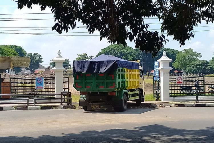 Truk-truk pasir saat memasuki area Alun-alun Utara Yogyakarta, Kamis (14/4/2022)