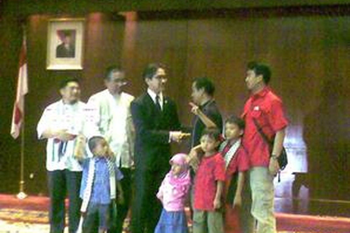 Menteri Luar Negeri Marty Natalegawa (tengah) menyalami empat relawan Palestina yang berhasil dipulangkan ke Indonesia, Senin (7/6/2010).