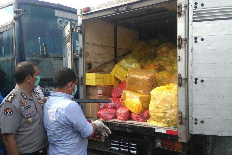 Truk box pengangkut limbah medis diamankan di Mapolda Jatim.