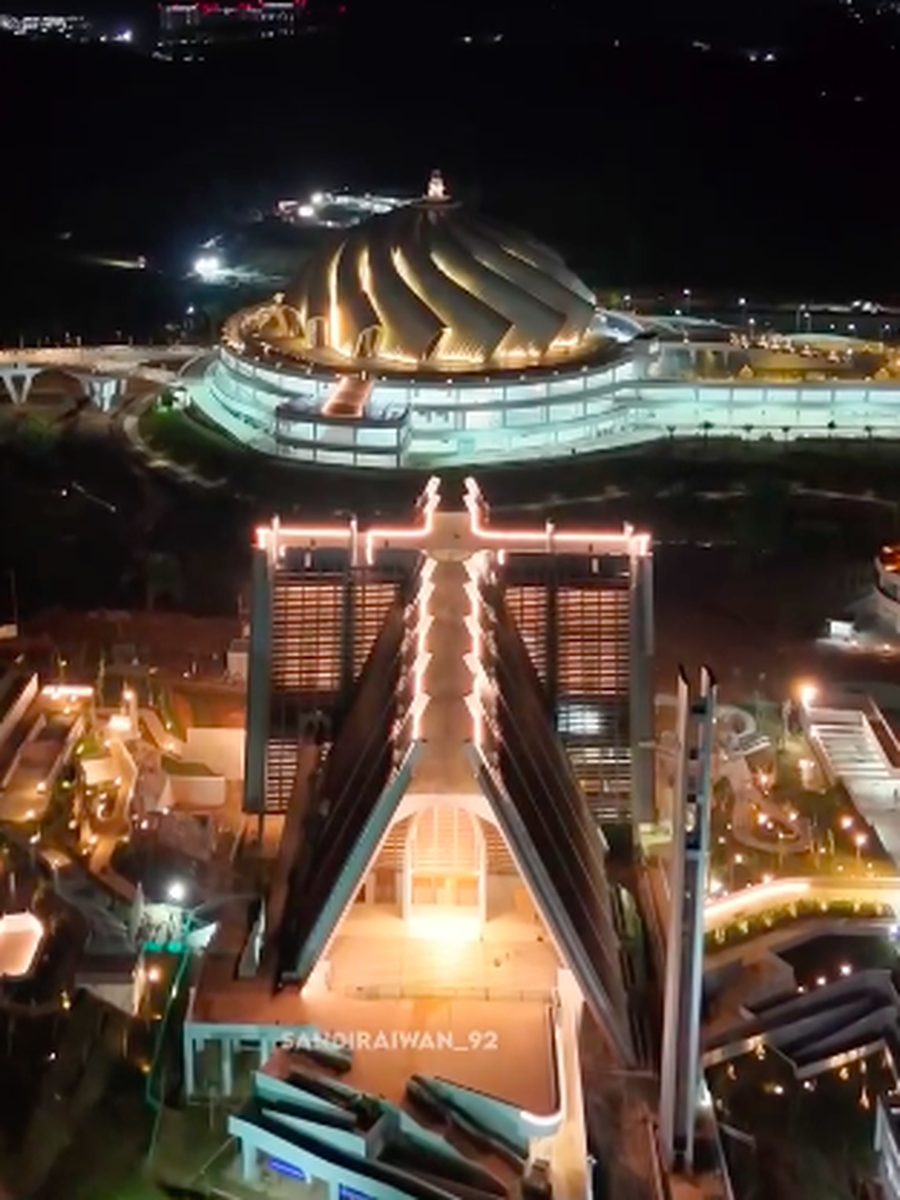 Basilika Santo Fransiscus Xaverius Ibu Kota Nusantara (IKN) berdampingan dengan Masjid Negara