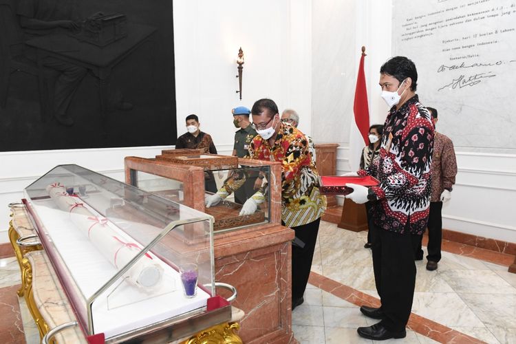 Sekretariat Presiden (Setpres) telah melakukan serah terima naskah asli teks proklamasi dari Arsip Nasional Republik Indonesia, Selasa (18/6/2022).