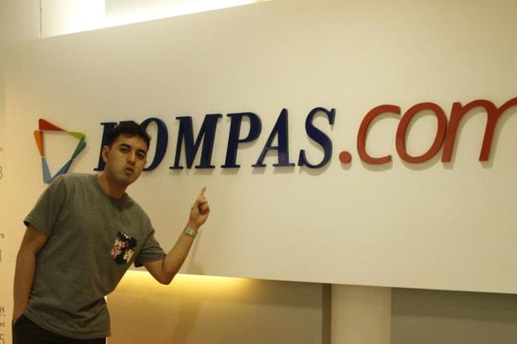 Kemal Palevi diabadikan saat berkunjung ke redaksi Kompas.com, Palmerah Selatan, Jakarta Pusat, Rabu (2/3/2016). Kunjungan Kemal kali ini dalam rangka promo film Abdullah v Takeshi yang diproduksinya.