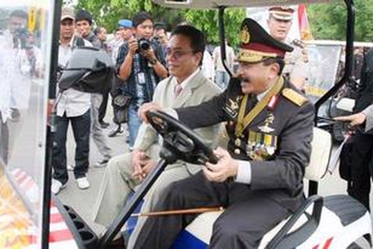 Kapolri Jenderal Pol Timur Pradopo bersama Gubernur Aceh Irwandi Yusuf menaiki mobil golf pada HUT Bhayangkara Ke-65 di Polsek Ulee Lheue, Banda Aceh, Jumat (1/7/2011). 