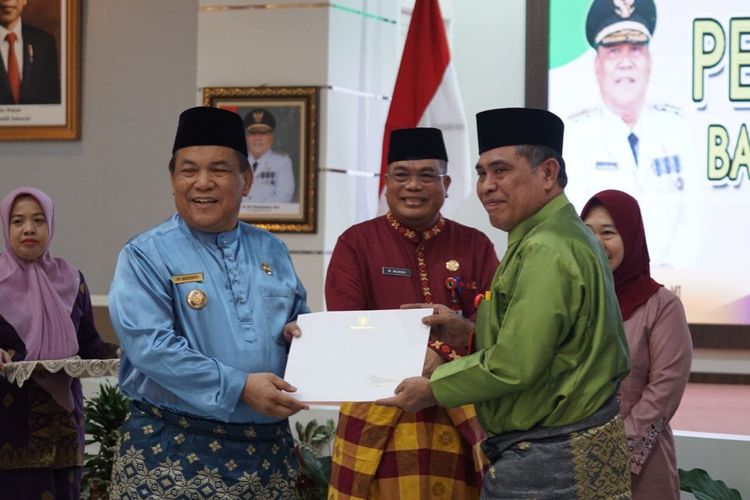 Penjabat (Pj) Gubernur Riau SF Hariyanto menyerahkan Surat Keputusan (SK) Pensiun kepada pegawai negeri sipil (PNS) di lingkungan Pemerintah Provinsi (Pemprov) Riau di Gedung Daerah Balai Pauh Janggi, Rabu (7/8/2024).