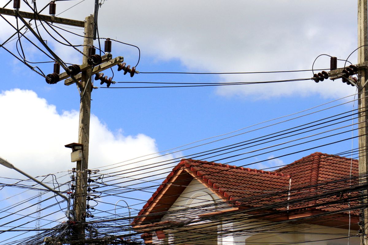 Ilustrasi tiang listrik di depan rumah, kabel listrik di depan rumah. 