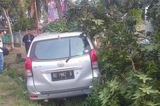 Diduga Mabuk, Perempuan Berambut Pirang Tabrakkan Mobil ke Pohon