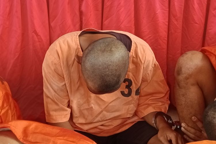 YAN, ayah pembuang bayi di pinggir sungai hingga dimakan biawak tertunduk saat ditunjukan kepada awak media. Dia bersama pacarnya yang juga ibu si bayi terancam hukuman tujuh tahun penjara. 