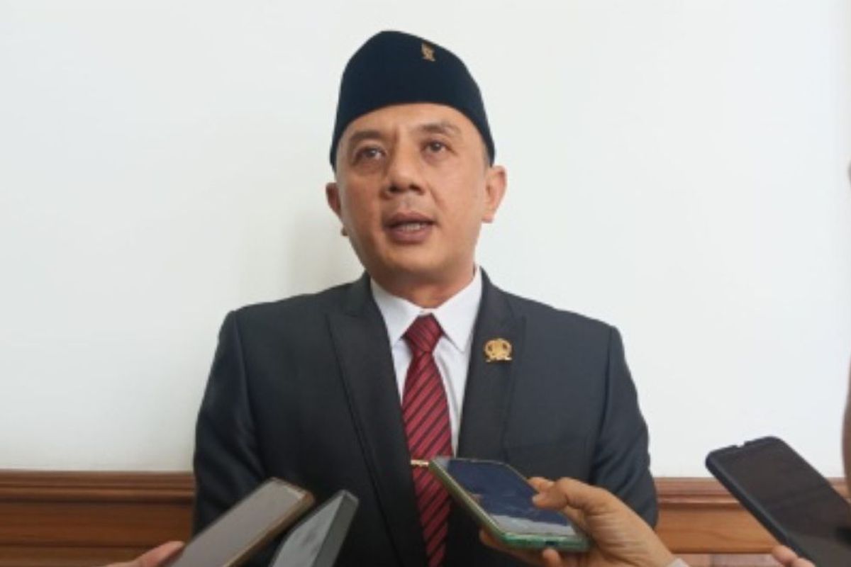 Wakil Ketua DPRD Jawa Timur Deni Wicaksono memberikan pernyataan kepada media terkait desakannya agar Universitas Airlangga mencabut pembekuan BEM FISIP. Deni menilai tindakan ini sebagai bentuk pembungkaman aspirasi mahasiswa dan mencerminkan otoritarianisme baru dalam kampus.
