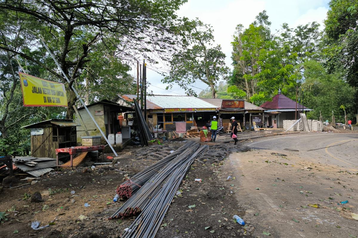 Titik lokasi bekas longsoran di Km 235+600 atau yang dikenal Khokap Jalur Gumitir Jemberyang mulai diperbaiki sejak Selasa (12/8/2025).