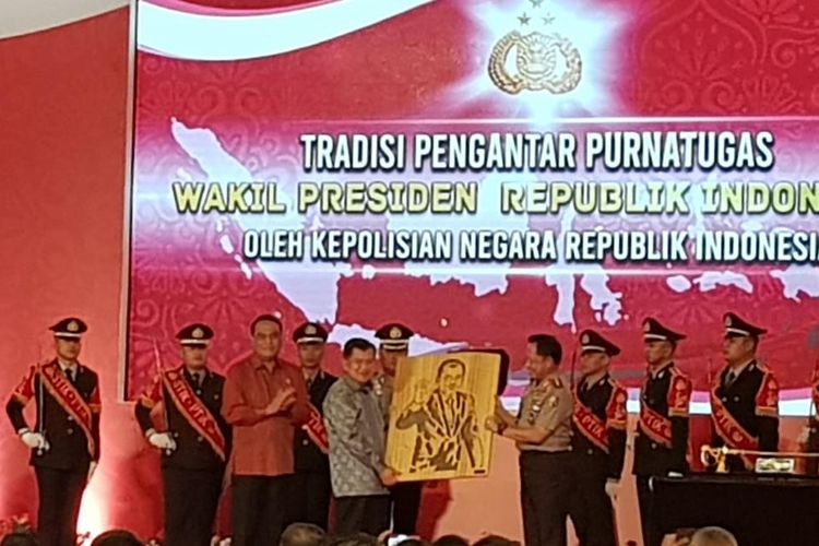 Wapres Jusuf Kalla saat menerima cendermata dari Kapolri Jenderal Tito Karnavian dalam acara tradisi purnatugas Wapres Jusuf Kalla oleh Polri di Gedung PTIK, Kebayoran Baru, Jakarta Selatan, Jumat (18/10/2019).