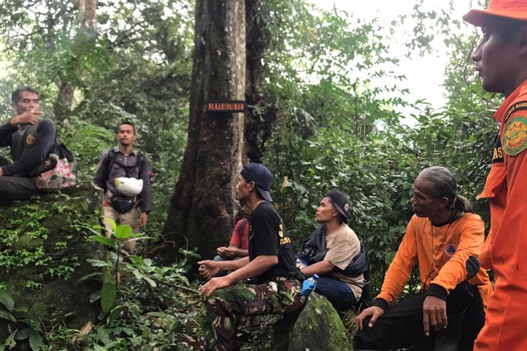 Tim SAR gabungan mencari korban hilang di Gunung Tampomas, Sumedang, Jawa Barat, Selasa (16/3/2020). Dok. Basarnas Bandung
