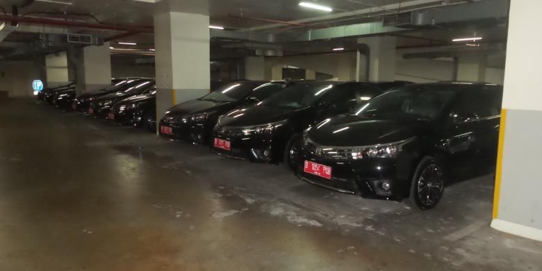 Puluhan mobil sedan merek Toyota Corolla Altis yang terparkir di basement Gedung DPRD DKI, Rabu (2/9/2015). Kendaraan-kendaraan yang baru saja dibeli ini rencananya akan digunakan sebagai mobil dinas anggota DPRD DKI.