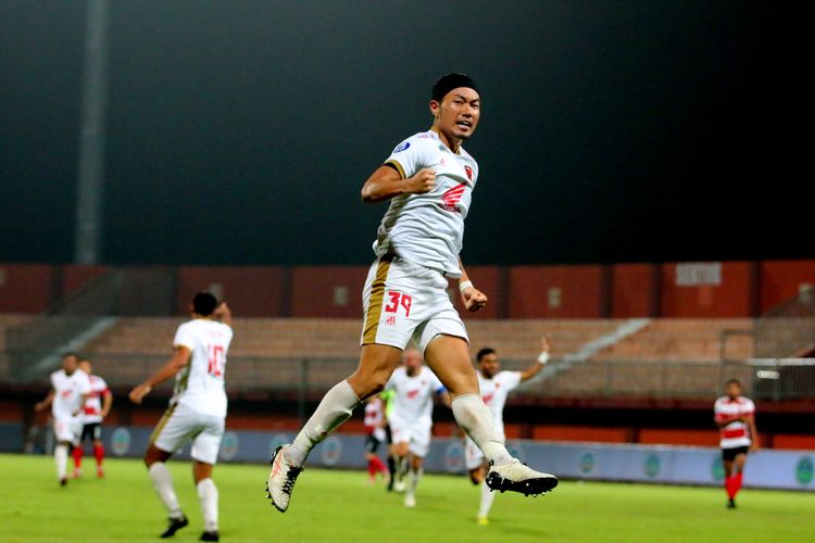 Selebrasi pemain asing PSM Makassar Kenzo Nambu usai menjebol gavant Madura united pada pertandingan pekan ke-32 Liga 1 2022-2023 yang berakhir dengan skor 1-3 di Stadion Gelora Ratu Pamelingan Pamekasan, Jumat (31/3/2023) malam.