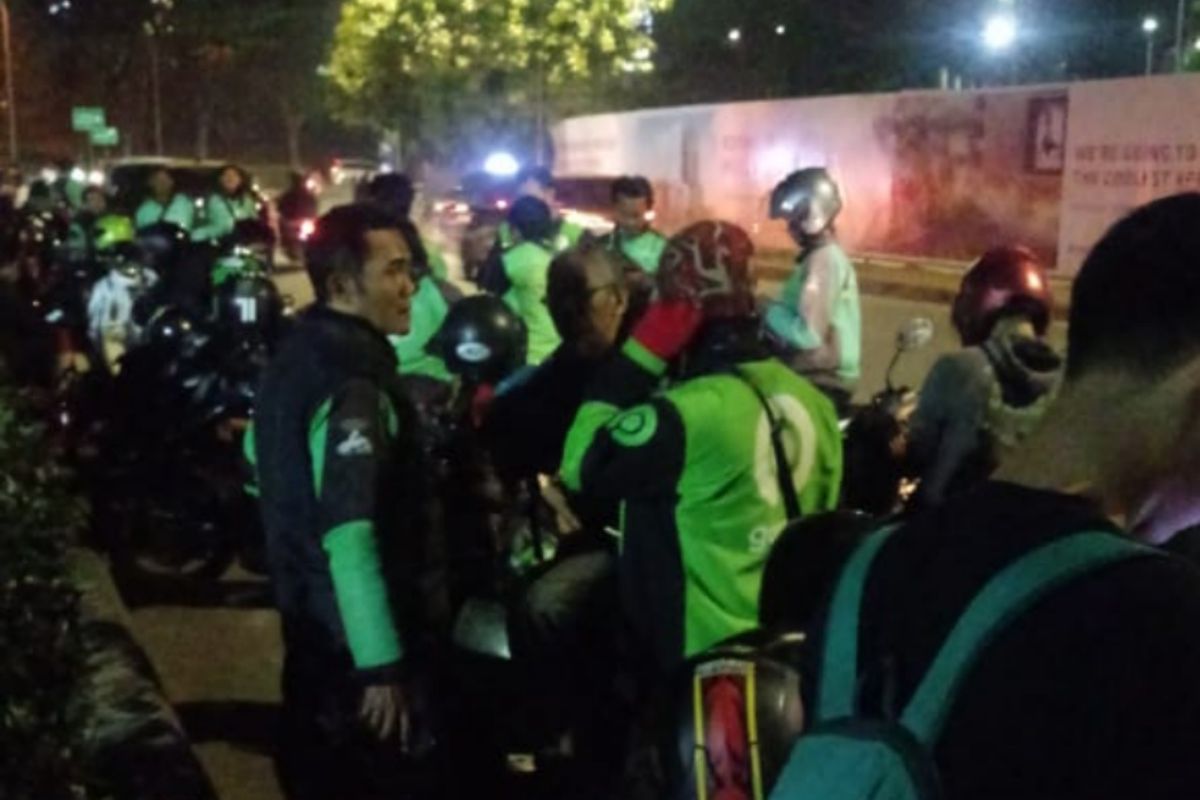 Sejumlah pengguna jasa GoRide mengeluh lantaran aplikasi Gojek mengalami gangguan pada Jumat (13/9/2019) malam. 