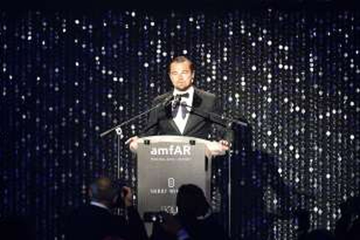 Aktor Leonardo DiCaprio berbicara di perhelatan amfAR 23rd Cinema Against AIDS Gala di Hotel du Cap-Eden-Roc di Cap d'Antibes, Perancis, Kamis (19/5/2016).