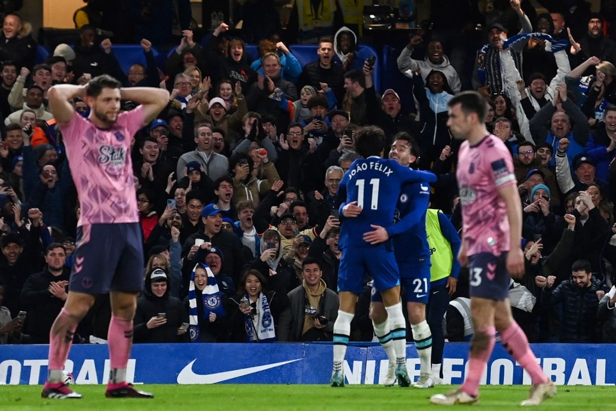 Penyerang Chelsea, Joao Felix, merayakan gol pembuka pada laga Chelsea vs Everton di Stamford Bridge, London, Sabtu (18/3/2023).