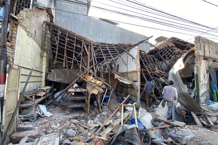 Tiga toko di Surabaya ambruk akibat pengerjaan saluran air