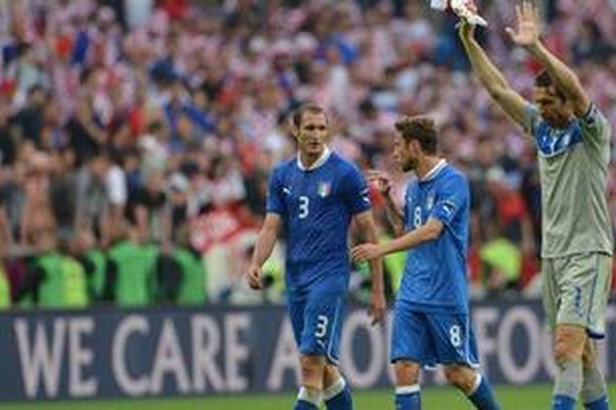 Kapten Italia, Gianluigi Buffon (kanan), gelandang Claudio Marchisio, dan defender Giorgio Chiellini, meninggalkan lapangan dengan lesu setelah ditahan Kroasia 1-1 pada laga Grup C Piala Eropa 2012, Kamis (14/6/2012).