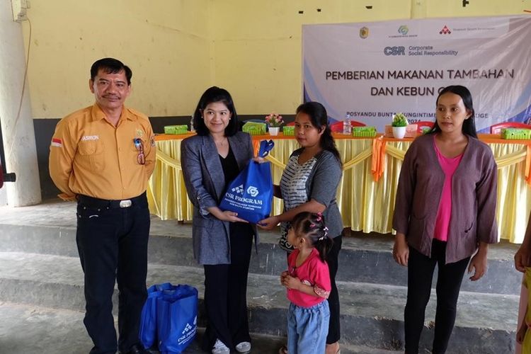 Penyaluran Pemberian Makanan Tambahan (PMT) oleh PT GNI dan PT SEI kepada masyarakat di Morowali Utara, Sulawesi Tengah.