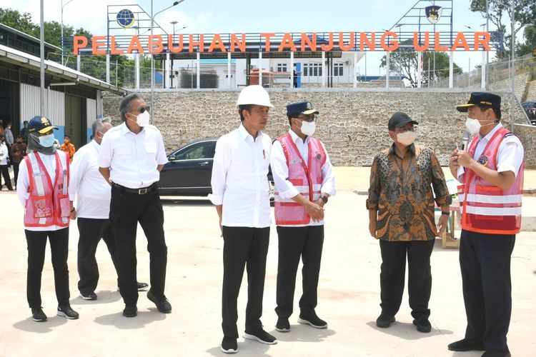 Presiden Joko Widodo saat meninjau langsung Pelabuhan Tanjung Ular di Kabupaten Bangka Barat, Provinsi Kepulauan Bangka Belitung pada Kamis (20/10/2022).