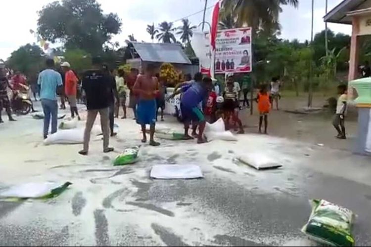 Warga di Desa Waraloin, Kecamatan taniwel Timur, Kabupaten Seram Bagian Bagat, Maluku ramai-ramai menumpah sekirar dua ton beras di jalan di depan baia desa tersebut, Sabtu (27/11/2021).