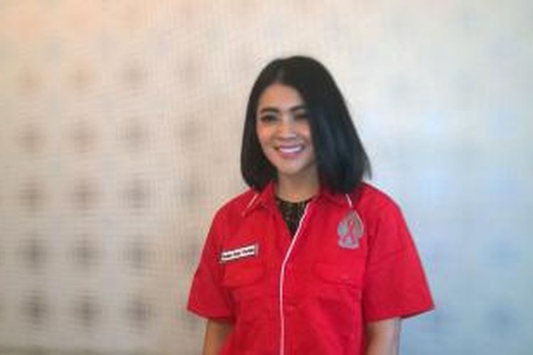 Vokalis Indah Dewi Pertiwi berpose usai jumpa pers Yayasan AIDS Indonesia (YAIDS) di Hotel Menara Peninsula, Tomang, Jakarta Barat, Kamis (13/8/2015).