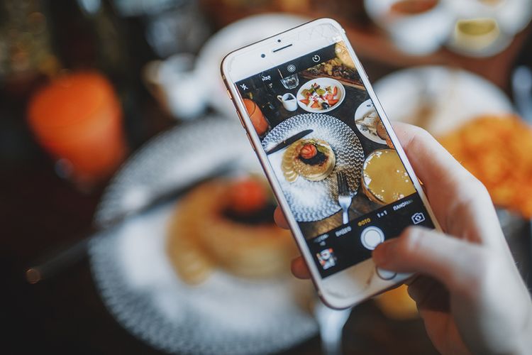 Tren anak muda yang suka mengunggah makanan yang sedang populer