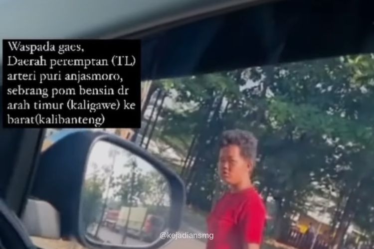 Screenshot saat terduga pelaku melempar sandal ke pengendara di Kota Semarang Jawa Tengah. Sabtu (25/6/2022)