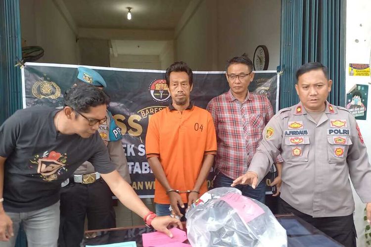 Suparman (46) pelaku pembunuhan tetangganya sendiri saat berada di Polsek Seberang Ulu 1 Palembang, Senin (27/3/2023).