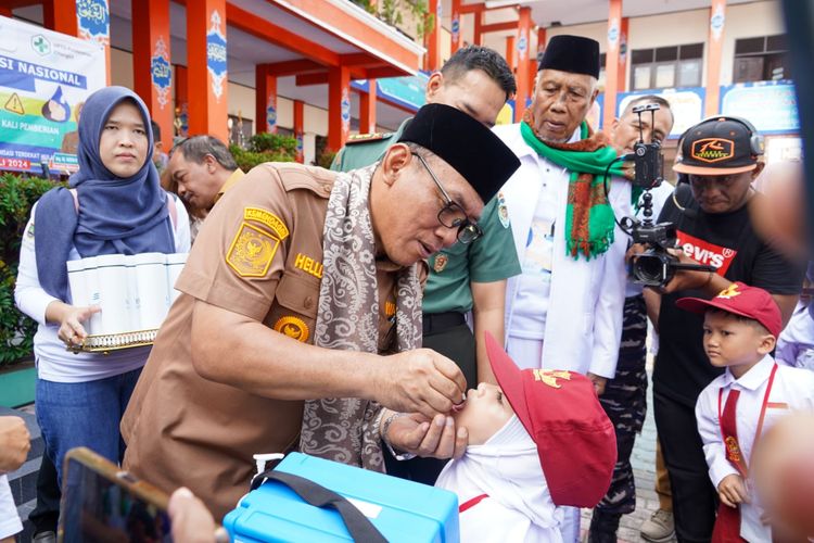 Walkot Cilegon Helldy Agustian meresmikan Pekan Imunisasi Nasional (PIN) Polio di SDN 1 Kubang Sepat, Citangkil, Cilegon, Banten, Selasa (23/7/2024)