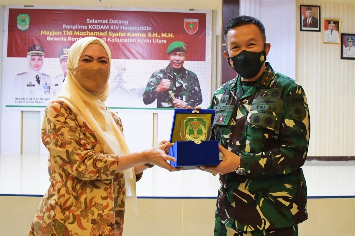 Bupati Luwu Utara Indah Putri Indriani saat menerima kunjungan Panglima Kodam (Pangdam) XIV Hasanuddin Mayor Jenderal (Mayjen) Tentara Nasional Indonesia (TNI) Mochamad Syafei Kasno pada Senin (7/6/2021).