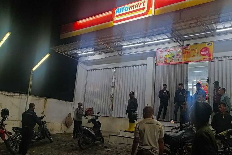 Aksi perampokan terjadi di sebuah minimarket Alfamart di daerah Kalong Liud, Kecamatan Nanggung, Kabupaten Bogor, Jawa Barat, Selasa (26/10/2022) malam.