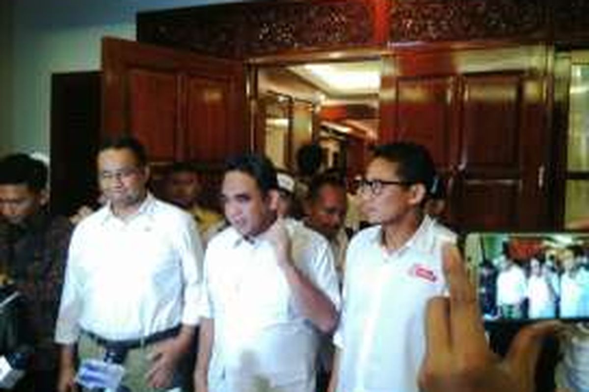 Sekretaris Jenderal DPP Partai Gerindra , Ahmad Muzani (tengah) dan pasangan calon gubernur dan calon wakil gubernur DKI Anies Baswedan (kiri foto) dan Sandiaga Uno (kanan foto) mengikuti makan malam di rumah Ketua Umum Partai Gerindra Prabowo Subianto, Senin (9/1/2017).  