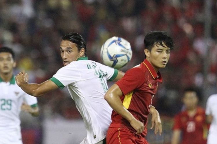 Duel penyerang timnas U-22 Indonesia, Ezra Walian dengan bek timnas U-22 Vietnam, Hoang Van Khanh pada partai keempat Grup B SEA Games 2017 di Stadion MP Selayang, Selangor, 22 Agustus 2017. 