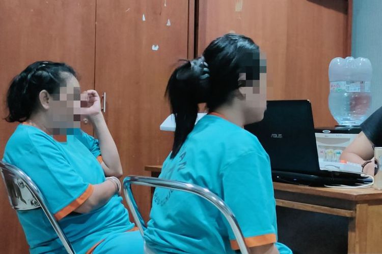Dua orang perempuan RN dan LR ditangkap polisi karena terlibat dalam kasus tindak pidana perdagangan orang (TPPO) dengan modus kawin kontrak setelah korban yang dijebak melapor, Minggu (14/4/2024). 