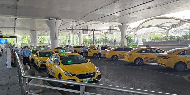 Taksi di Bandara Internasional Baiyun, Kota Guangzhou, China, menggunakan mobil listrik.